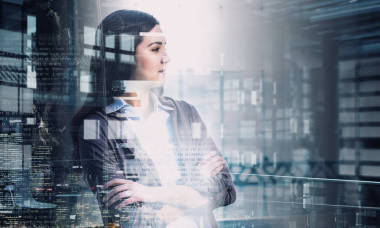 優(yōu)雅女商人在辦公室內(nèi)部?；旌厦襟w