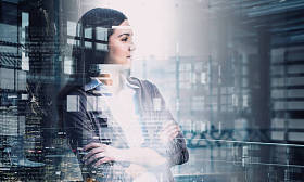 优雅女商人在办公室内部。混合媒体