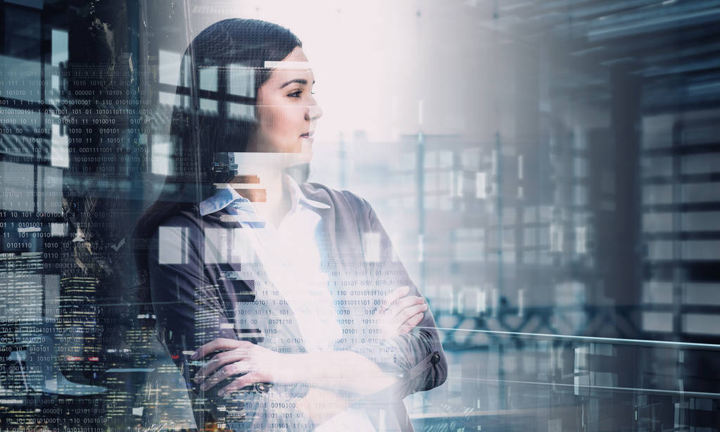 优雅女商人在办公室内部。混合媒体