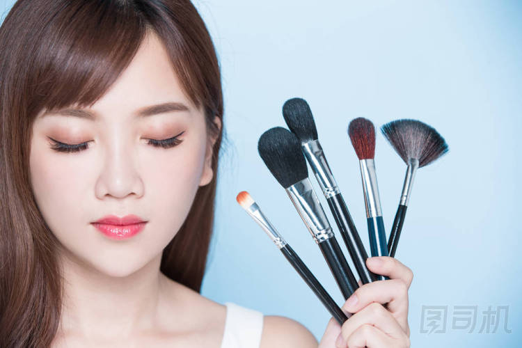 化妝刷子的美麗女人 圖片