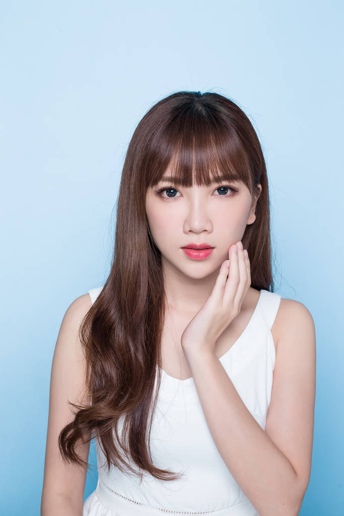 美丽女人触摸她的脸庞 照片