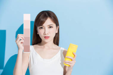 女人抱着皮肤颜色规模 