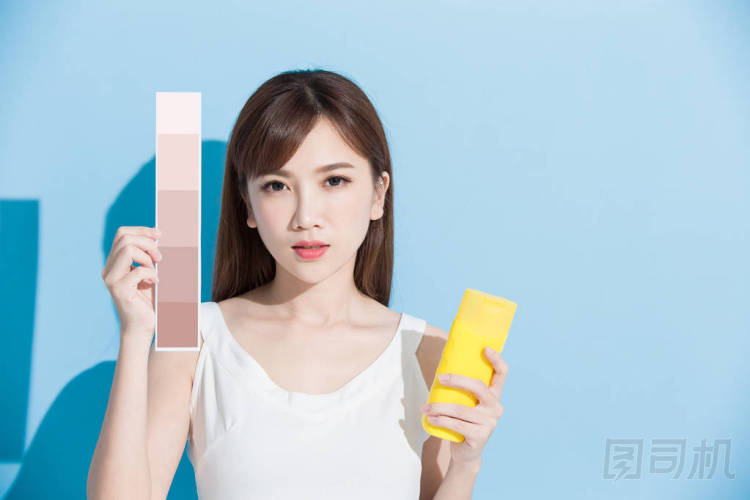 女人抱著皮膚顏色規(guī)模 