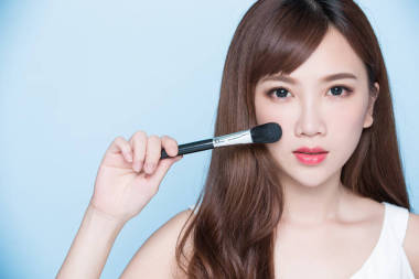 化妝刷的美麗女人