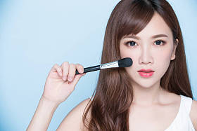 化妆刷的美丽女人
