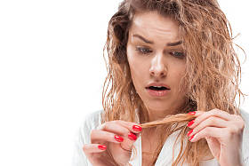 震惊的金发女人照片