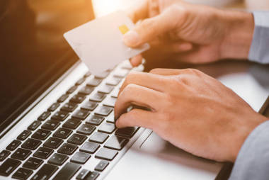 手里拿著信用卡