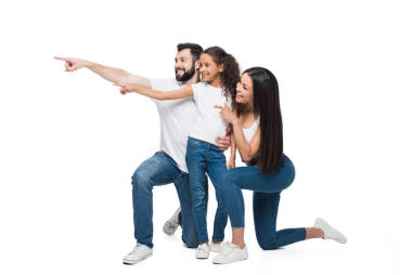 用手指指着不远处的家人图片