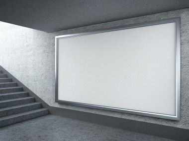 在地铁中的空白广告牌照片