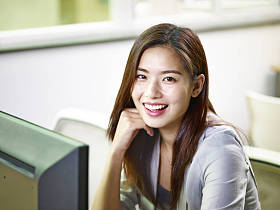 在办公室里工作的亚洲商界女强人
