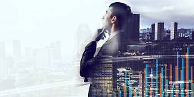 他想得很远。混合媒体