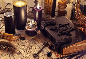 用黑色蜡烛和恶魔纸黑魔法书