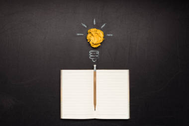 燈泡符號和筆記本圖片