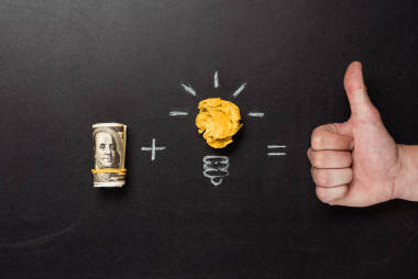 灯泡符号和大拇指照片