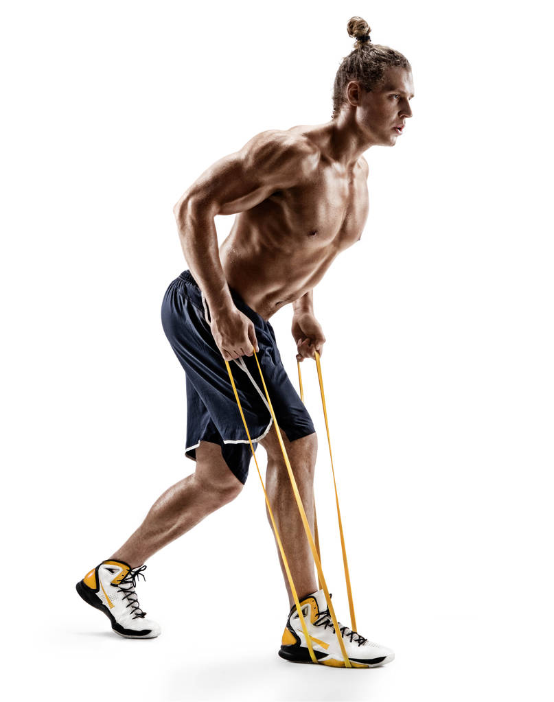 运动的人执行练习使用一个阻力带