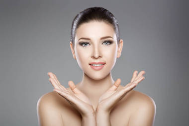 美丽的脸，蓝色的眼睛和洁净清新皮肤的女人。水疗中心肖像