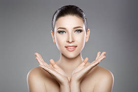 美丽的脸,蓝色的眼睛和洁净清新皮肤的女人。水疗中心肖像