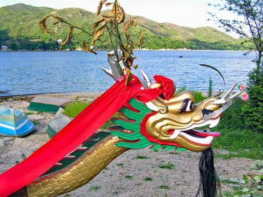 在大屿山 (香港) 梅窝银矿湾泳滩的龙舟顶端的龙头)