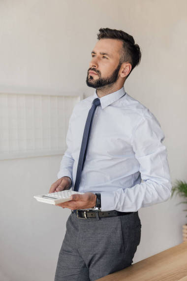 使用計算器的商人