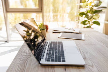 便攜式計算機和數(shù)字平板上在辦公室的桌上