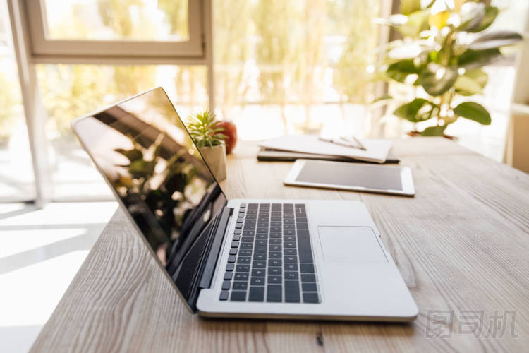 便攜式計(jì)算機(jī)和數(shù)字平板上在辦公室的桌上