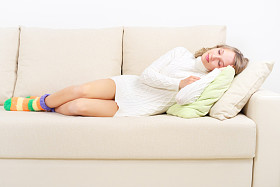 女孩坐在沙发上休息