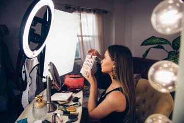 美博客女人展示化妝品，告訴化妝 turtorial，拿上相機(jī)視頻