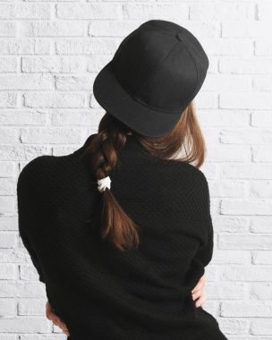 女孩看著白色的磚墻