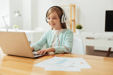 可愛激動(dòng)的女孩，戴著耳機(jī)圖片