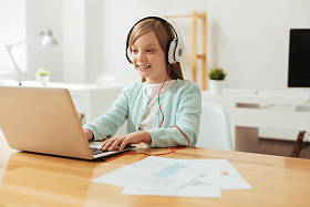 可爱激动的女孩，戴着耳机图片