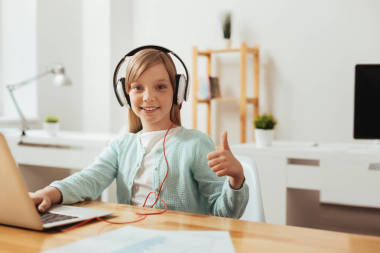 積極聰明的女孩，努力學(xué)習(xí)