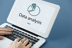 笔记本电脑键盘上打字的女人