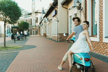 夫妻坐在滑板車