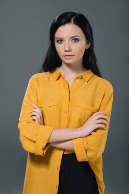 黑發(fā)女人在黃色上衣