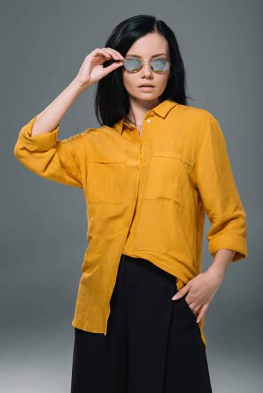 黑发女人在黄色上衣图片