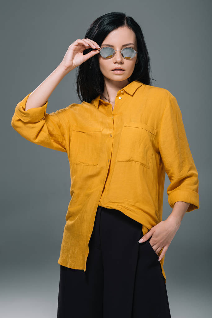 黑发女人在黄色上衣图片