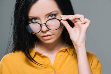 黑发女人在黄色上衣