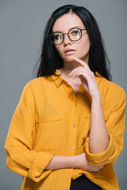 黑发女人在黄色上衣图片