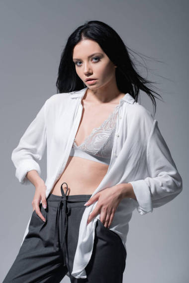 女人伪装的蕾丝胸罩图片