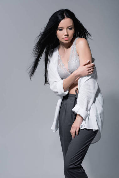 女人偽裝的蕾絲胸罩圖片