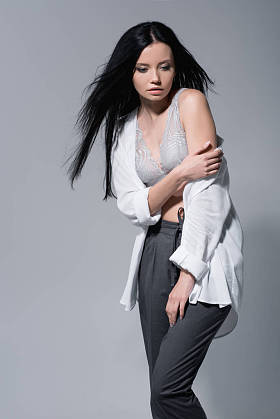 女人伪装的蕾丝胸罩图片