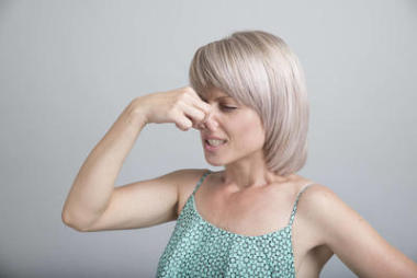 女性的手勢很難聞。肖像的女人穿著隨便捏鼻子手指的手看起來令人厭惡的東西臭難聞的氣味情況。人臉表情肢體語言反應(yīng)