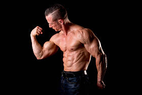运动员展示肌肉图片