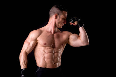 運(yùn)動員展示肌肉