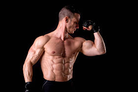 运动员展示肌肉