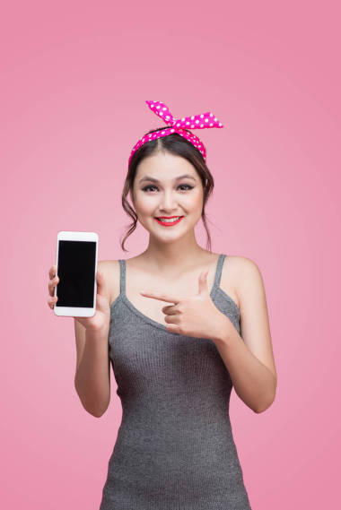 在炙手可热的风格打扮的小女孩