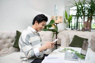 在筆記本電腦上工作的商人照片