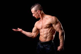 运动员展示肌肉