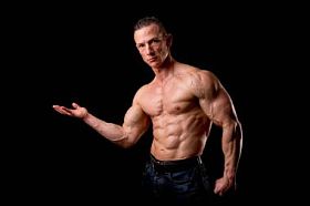 运动员展示肌肉照片