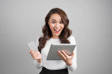 年輕的亞裔女子和平板電腦